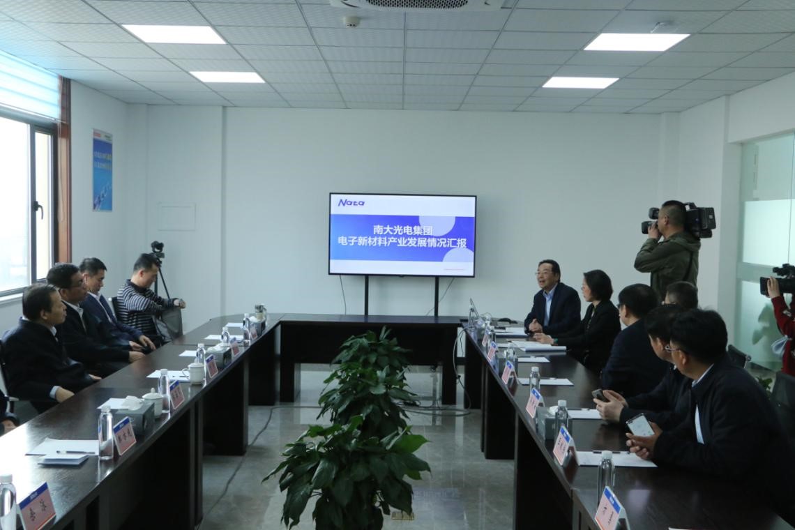 國家應(yīng)急部副部長劉偉調(diào)研南大光電(圖2) 國家應(yīng)急部副部長劉偉調(diào)研南大光電(圖2)