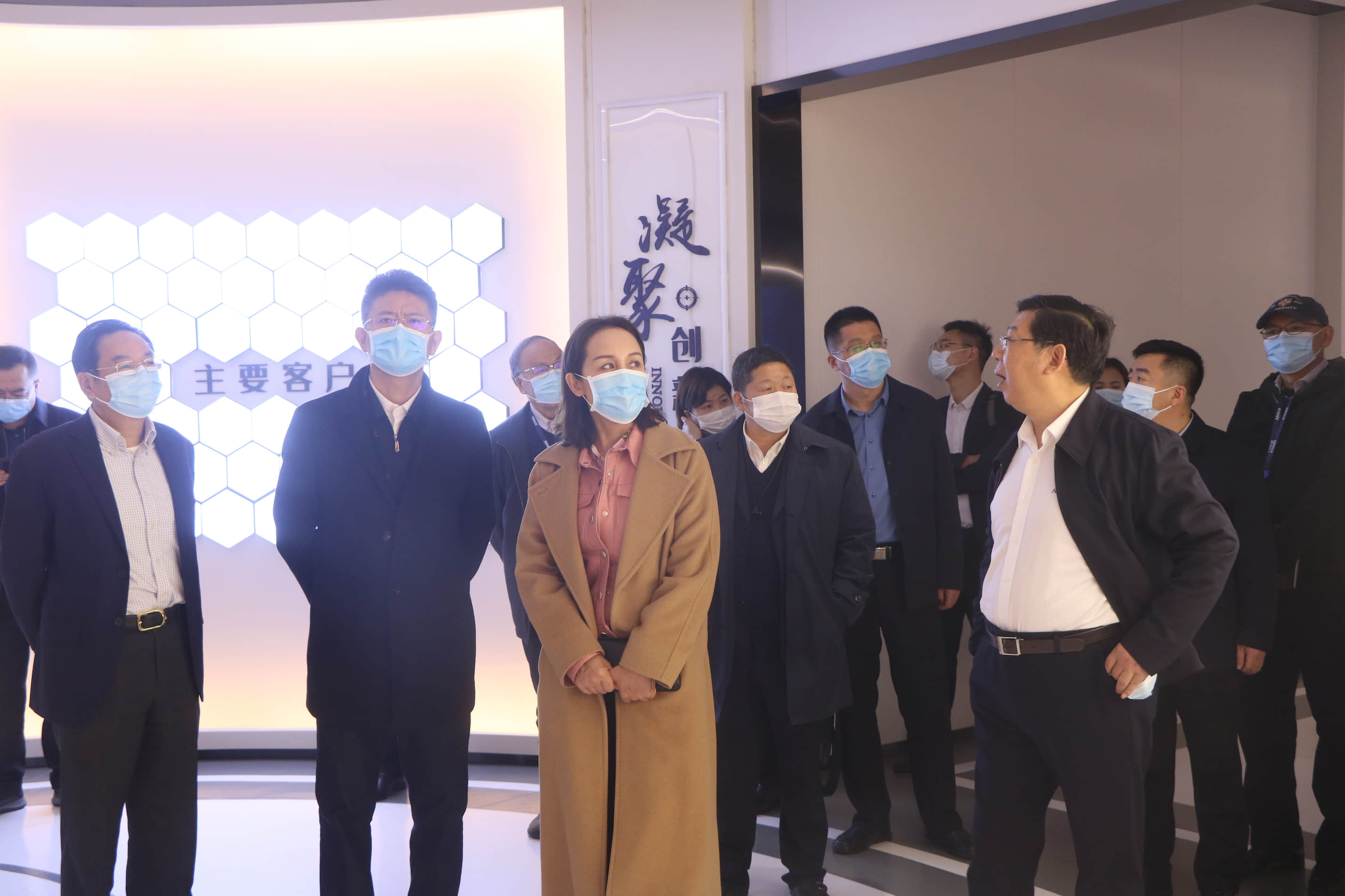  內(nèi)蒙古烏蘭察布市委副書記、市長(zhǎng)奇飛云調(diào)研南大光電(圖5)